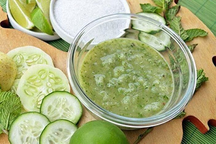 Cucumber mask will help keep the skin fresh and youthful